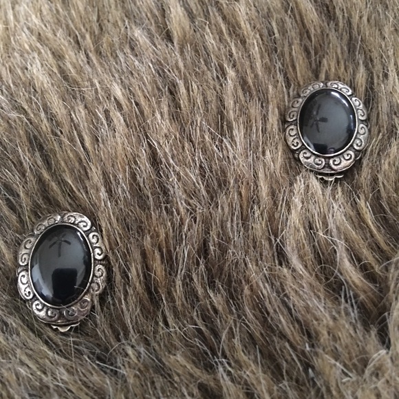 Vintage black glass cabochon filigree earrings - Picture 3 of 7